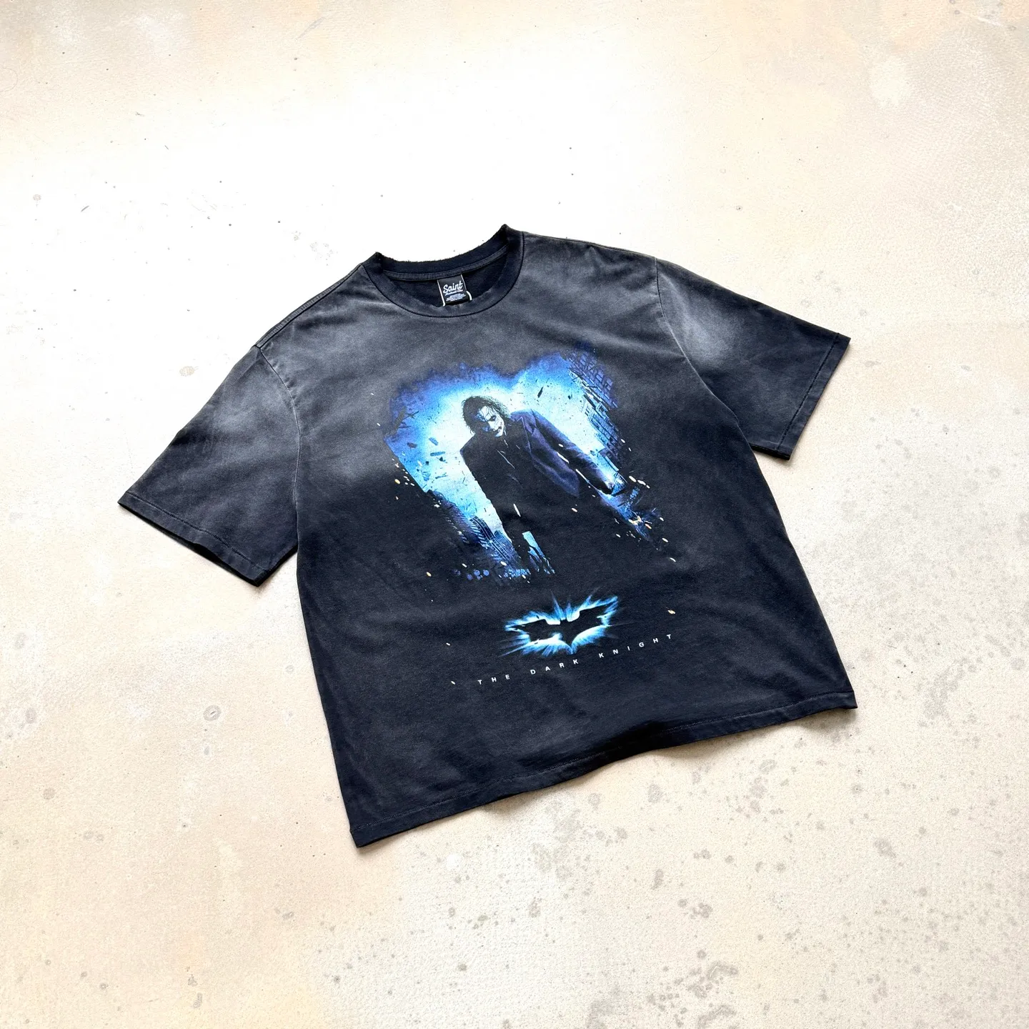 P138 # CTS-113 [Same as Lu Han] Saint "Batman The Dark Knight Joker" limited edition. 260g heavyweight pure cotton fabric after washing. White ink direct-jet printing. Retro single-stitch heaven and earth needle crafts + heavy-duty spray wash + hand damage. Size: S M L XL. If Batman represents justice, Joker is the ultimate evil. Most criminals can always find legitimate reasons for doing bad things, for revenge, for power, for wealth... For Joker, these reasons are tantamount to degrading him. He believes that the city lacks a "classy criminal" like him.   Joker challenges human nature and spurns justice. In his view, any morality, rules, and goodness can be destroyed, and only a "little push" can make people who claim to be righteous follow his path.  “Everyone has the ability to do evil, but everyone also has the ability to do good.” “True heroism is to still love life after recognizing the essence of life.” Customized 260g gram weight 100% cotton special washed fabric that is consistent with the original. With the blessing of imitation sun-drying, heavy sandblasting and fading + edge grinding + Assute fermentation and washing, the cotton feel on the surface of the fabric is well presented. Both the texture and feel are ceiling level. After the ready-made garments undergo a series of heavy washing and distressing processes, the retro and high-end sense of the entire garment is directly to the top. The garment making process of the entire garment adopts Saint The most common and complex single-needle sewing process (commonly known as single-thread heaven and earth stitch) among vintage vintage brands such as Michael